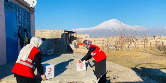 Ağrı Doğubayazıt'ta Kızılay'ın Yardım Faaliyetleri Ağrı Doğubayazıt’ta Kızılay’ın Yardım Faaliyetleri