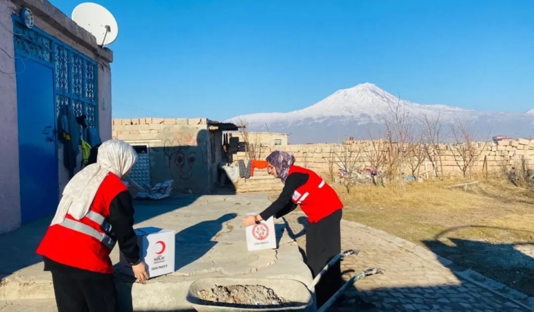 agri-dogubayazitta-kizilayin-yardim-faaliyetleri-xBMVccvj.jpg