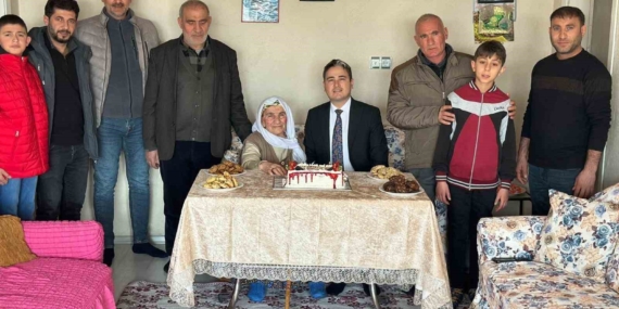 Ağrı Taşlıçay'da 89 Yaşındaki Hanım Demir'in Unutulmaz Doğum Günü Kutlaması Ağrı Taşlıçay’da 89 Yaşındaki Hanım Demir’in Unutulmaz Doğum Günü Kutlaması