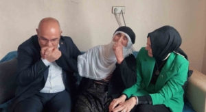 agri-valisi-mustafa-koctan-98-yasindaki-suti-nineye-anlamli-ziyaret-nLV1J9BX.jpg