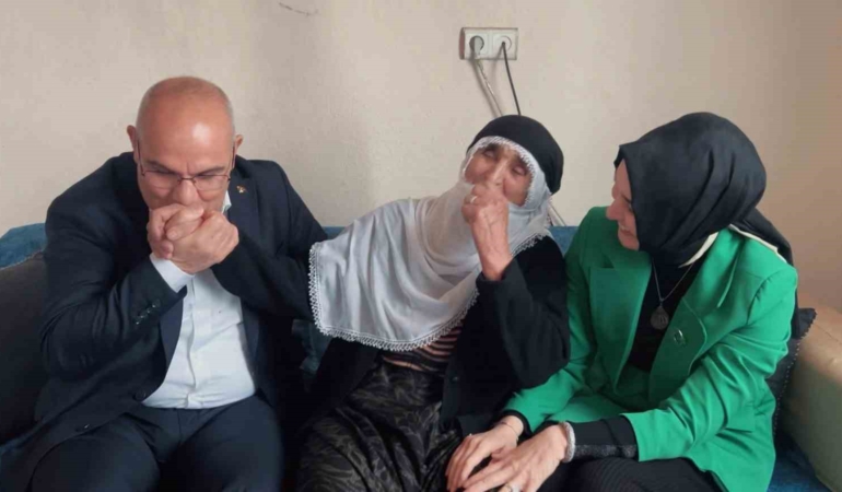 agri-valisi-mustafa-koctan-98-yasindaki-suti-nineye-anlamli-ziyaret-nLV1J9BX.jpg