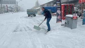agrida-yogun-kar-yagisi-hayati-zorlastiriyor-3HrRrkeV.jpg