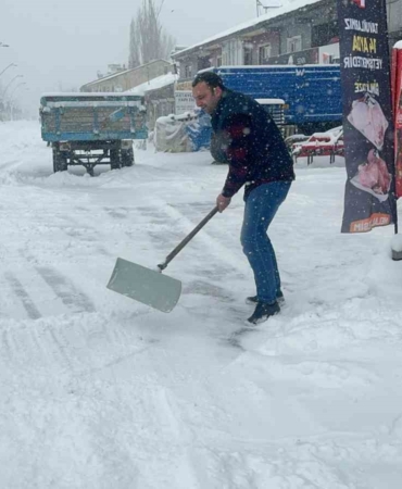 agrida-yogun-kar-yagisi-hayati-zorlastiriyor-3HrRrkeV.jpg