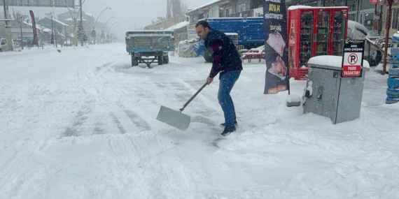 Ağrı'da Yoğun Kar Yağışı Hayatı Zorlaştırıyor Ağrı’da Yoğun Kar Yağışı Hayatı Zorlaştırıyor