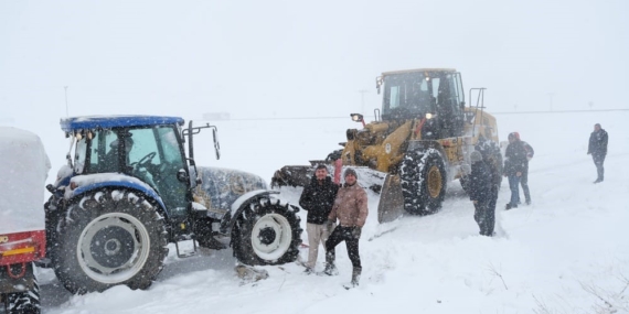 Ağrı'da Yoğun Kar Yağışı Traktörü Kara Sapladı Ağrı’da Yoğun Kar Yağışı Traktörü Kara Sapladı
