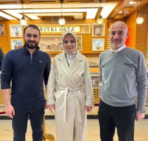 aile-ve-sosyal-hizmetler-bakani-mahinur-ozdemir-goktasin-meshur-kadayifci-ziyareti-bJVU13a9.jpg
