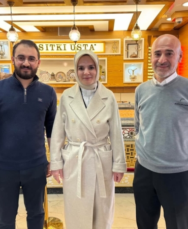 aile-ve-sosyal-hizmetler-bakani-mahinur-ozdemir-goktasin-meshur-kadayifci-ziyareti-bJVU13a9.jpg