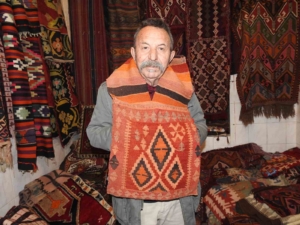 ali-sulunun-hali-ve-kilim-tutkusu-kulturel-mirasi-yasatmak-NQp7FXUV.jpg