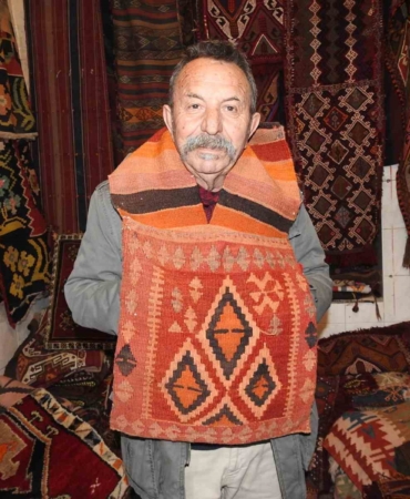 ali-sulunun-hali-ve-kilim-tutkusu-kulturel-mirasi-yasatmak-NQp7FXUV.jpg