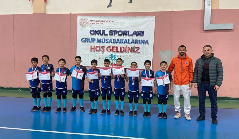 artvinde-adimova-ortaokulu-voleybolda-bolge-sampiyonu-HGBlNmYM.jpg