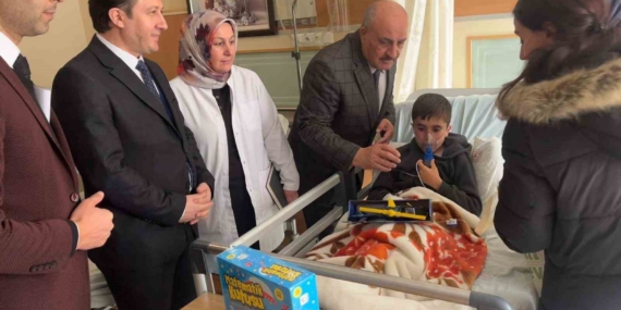 Atatürk İlkokulu'ndan Hastalara ve Köy Okullarına Oyuncak Yardımı Atatürk İlkokulu’ndan Hastalara ve Köy Okullarına Oyuncak Yardımı