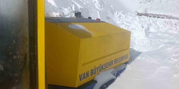 Başkale'de Çığ Düşmesi: İş Makinesi Operatörü Kurtuldu Başkale’de Çığ Düşmesi: İş Makinesi Operatörü Kurtuldu