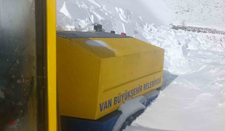 baskalede-cig-dusmesi-is-makinesi-operatoru-kurtuldu-KG1vUDQh.jpg