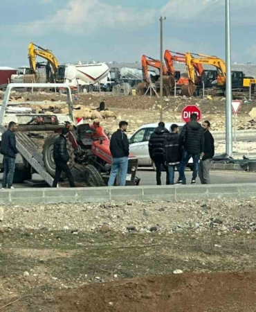 batmanda-traktor-ve-minibus-carpisti-1-yarali-SPfggUfY.jpg