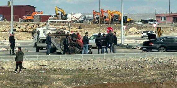 Batman'da Traktör ve Minibüs Çarpıştı: 1 Yaralı Batman’da Traktör ve Minibüs Çarpıştı: 1 Yaralı