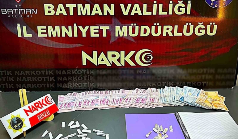 batmanda-uyusturucu-operasyonu-41-parca-maddeyle-tutuklama-Va2aFSDQ.jpg