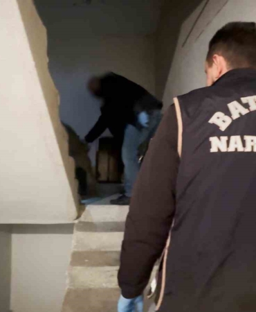 batmanda-uyusturucu-operasyonu-5-kilo-400-gram-esrar-ele-gecirildi-9DHBjnlJ.jpg