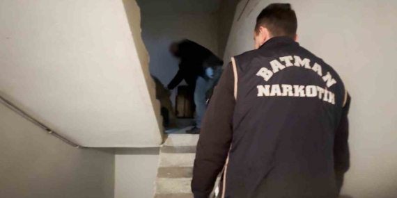 Batman'da Uyuşturucu Operasyonu: 5 Kilo 400 Gram Esrar Ele Geçirildi Batman’da Uyuşturucu Operasyonu: 5 Kilo 400 Gram Esrar Ele Geçirildi