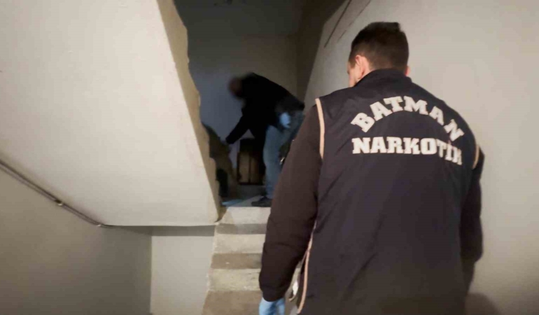 batmanda-uyusturucu-operasyonu-5-kilo-400-gram-esrar-ele-gecirildi-9DHBjnlJ.jpg