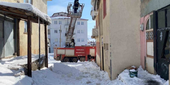 Bingöl'de Buz Sarkıtları Temizlendi Bingöl’de Buz Sarkıtları Temizlendi