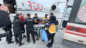 bingolde-kalcasi-kirilan-cocuk-ambulans-ucakla-ankaraya-sevk-edildi-Ph6Is9Xs.jpg