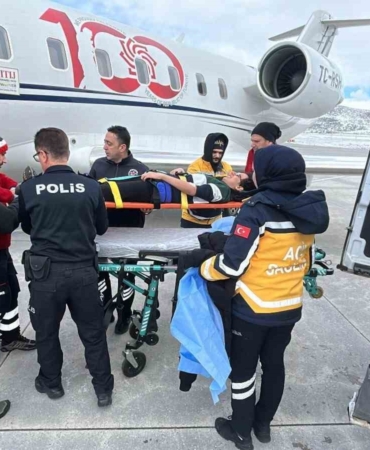 bingolde-kalcasi-kirilan-cocuk-ambulans-ucakla-ankaraya-sevk-edildi-Ph6Is9Xs.jpg