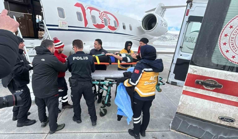 bingolde-kalcasi-kirilan-cocuk-ambulans-ucakla-ankaraya-sevk-edildi-Ph6Is9Xs.jpg