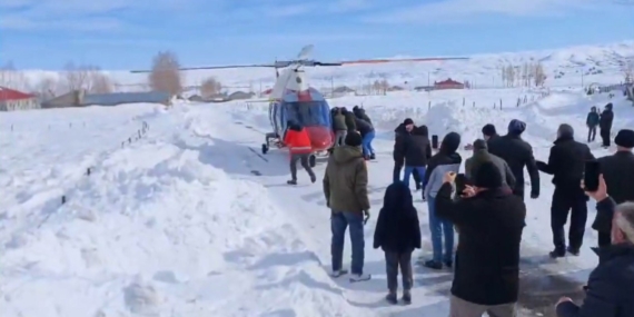 Bingöl'de KOAH Hastası Ambulans Helikopterle Erzurum'a Sevk Edildi Bingöl’de KOAH Hastası Ambulans Helikopterle Erzurum’a Sevk Edildi