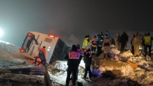 bingolde-yolcu-otobusu-devri-4-olu-38-yarali-X3N1pGfh.jpg
