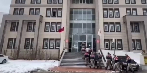 Bitlis'te Eş Zamanlı Uyuşturucu Operasyonu: 9 Kişi Tutuklandı Bitlis’te Eş Zamanlı Uyuşturucu Operasyonu: 9 Kişi Tutuklandı
