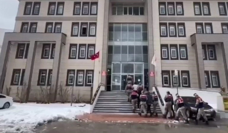 bitliste-es-zamanli-uyusturucu-operasyonu-9-kisi-tutuklandi-hP395KC2.jpg
