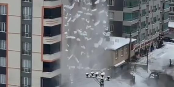 Bitlis'te Kar Kütlesinin Düşmesi Caddeyi Tehdit Etti Bitlis’te Kar Kütlesinin Düşmesi Caddeyi Tehdit Etti