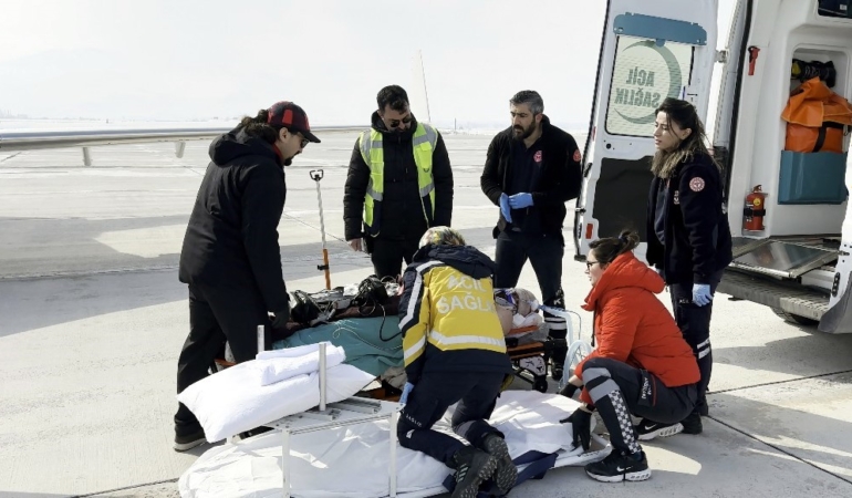 bitliste-trafik-kazasinda-yaralanan-samet-yilmaz-ankaraya-sevk-edildi-CjITEarG.jpg