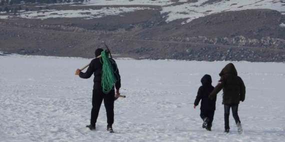 Çıldır Gölü'nde Buz Tutmuş Balıkçılık Geleneği Çıldır Gölü’nde Buz Tutmuş Balıkçılık Geleneği