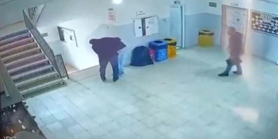 Diyarbakır Hani'de Öğrenci Heimlich Manevrasıyla Hayata Döndürüldü Diyarbakır Hani’de Öğrenci Heimlich Manevrasıyla Hayata Döndürüldü