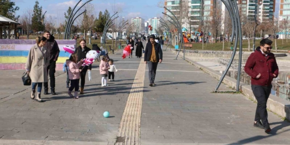 Diyarbakır'da Bahar Havasında Park Keyfi Diyarbakır’da Bahar Havasında Park Keyfi