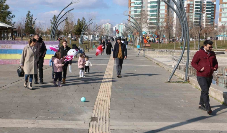 diyarbakirda-bahar-havasinda-park-keyfi-CnbYAAKs.jpg