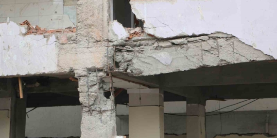 Diyarbakır'da Uyuşturucu Yuvası Haline Gelen İpek Sever Apartmanı Diyarbakır’da Uyuşturucu Yuvası Haline Gelen İpek Sever Apartmanı