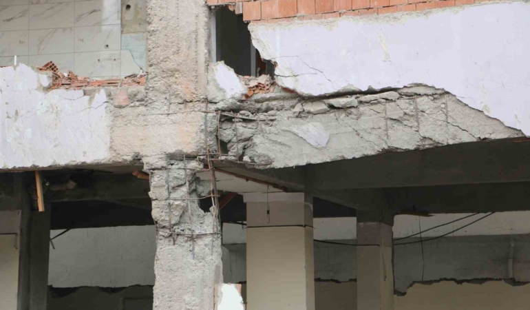 diyarbakirda-uyusturucu-yuvasi-haline-gelen-ipek-sever-apartmani-stRVYZF4.jpg