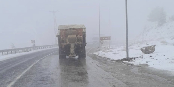 Elazığ Belediyesi karla mücadele çalışmalarına aralıksız devam ediyor