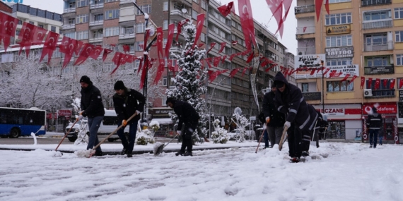 Elazığ Belediyesi'nden Yoğun Karla Mücadele Çalışmaları Elazığ Belediyesi’nden Yoğun Karla Mücadele Çalışmaları
