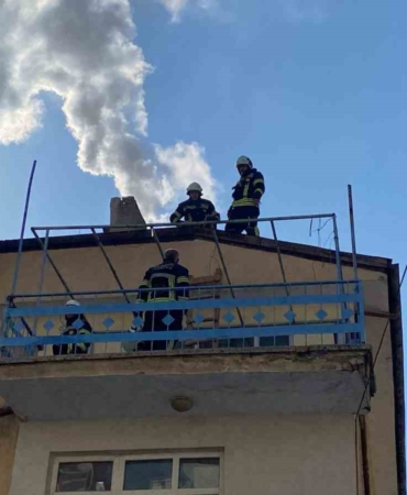 elazigda-4-katli-binanin-bacasinda-yangin-cikti-P8DvVEdz.jpg