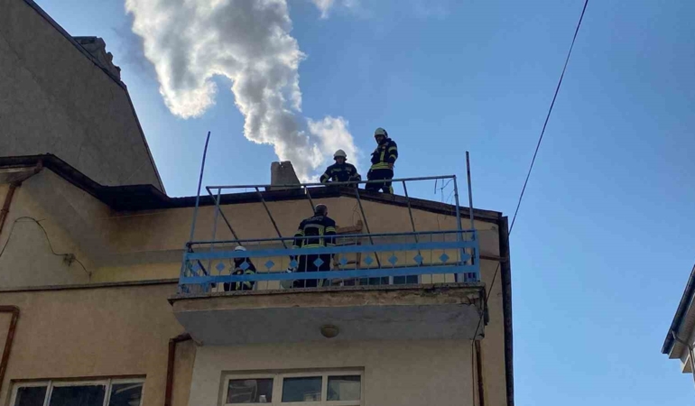 elazigda-4-katli-binanin-bacasinda-yangin-cikti-P8DvVEdz.jpg