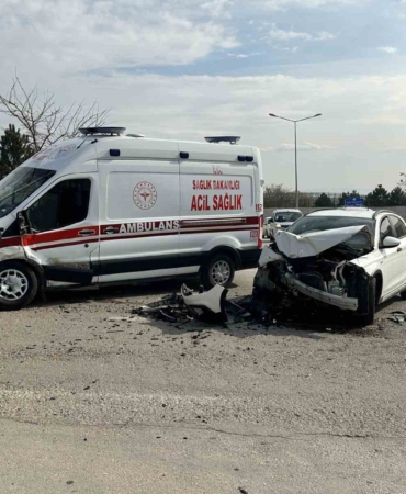 elazigda-ambulans-ile-otomobil-carpisti-2-yarali-m9VibGDk.jpg