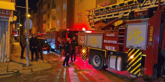 Elazığ'da Apartman Çatısında Sobadan Kaynaklanan Duman Alarmı Elazığ’da Apartman Çatısında Sobadan Kaynaklanan Duman Alarmı