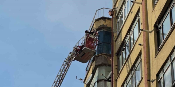 Elazığ'da Apartmanın Dış Cephe Sıvaları Döküldü Elazığ’da Apartmanın Dış Cephe Sıvaları Döküldü
