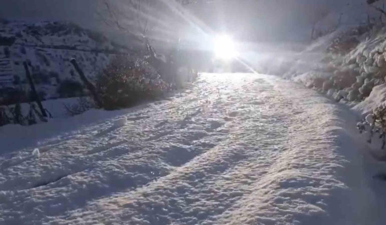 elazigda-araci-ile-karda-mahsur-kalan-vatandas-kurtarildi-Ff2KRvqY.jpg