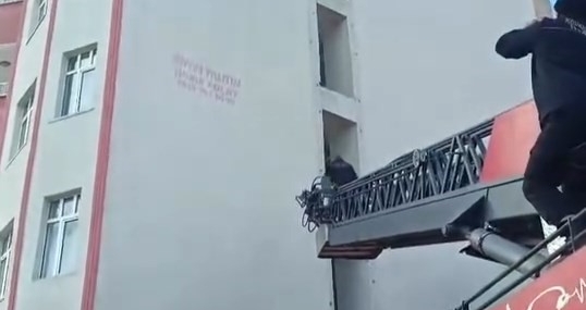 Elazığ'da İtfaiye Ekipleri Kargayı Kurtardı Elazığ’da İtfaiye Ekipleri Kargayı Kurtardı