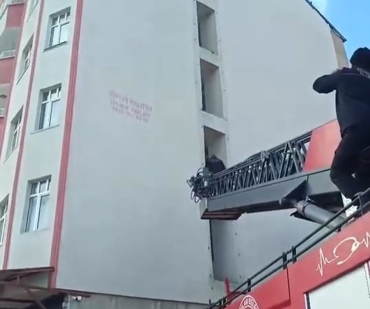 elazigda-itfaiye-ekipleri-kargayi-kurtardi-B2lcb6WW.jpg