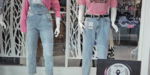 Elazığ’da kanser farkındalığı yazılı tişörtler vitrinlerde Elazığ’da kanser farkındalığı yazılı tişörtler vitrinlerde